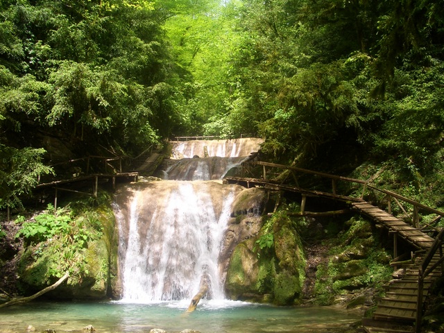 Экскурсия на 33 водопада