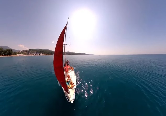 yahta-alie-parusa6 Яхта в Красной поляне с алыми парусами